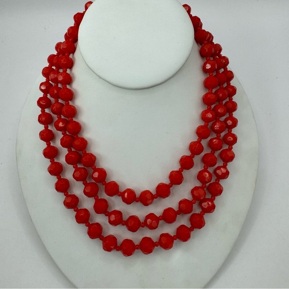 Vintage faceted red acrylic bead triple strand necklace lightweight Hong Kong - Picture 8 of 8